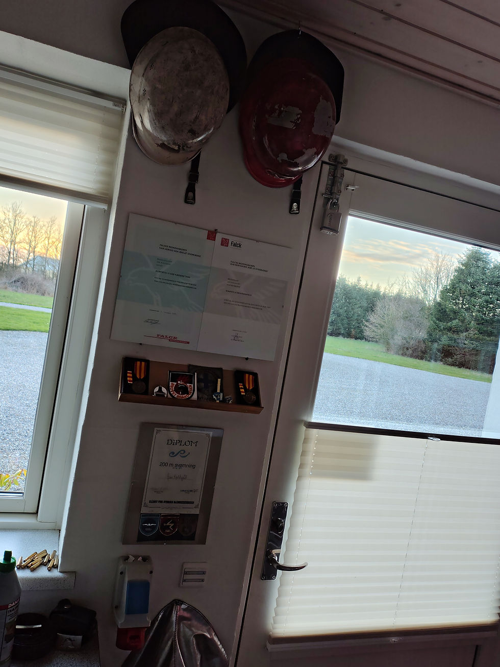 den nuværende logerende er tømrer, bygherre, & brandmand, med ca en udrykning om ugen, på mærkelige tidspunkter.