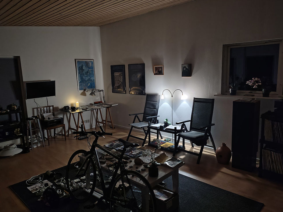 hun blev kronet som den ubestridte barfods-dronning & line-danser over berings-strædet til 1.001 have-fester i sit hjemland, hun serviceres af en engelsk butler, som faciliterer en tryg opvækst for deres børn, og støtter hendes karierre, i tykt & tyndt -