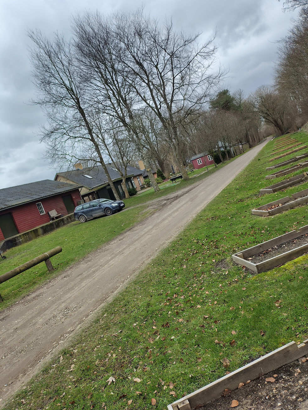 night rider står & brummer med sin kørecomputer - medens jeg laver lydprøve i jantelandet, hvor lukkeloven hersker overalt.