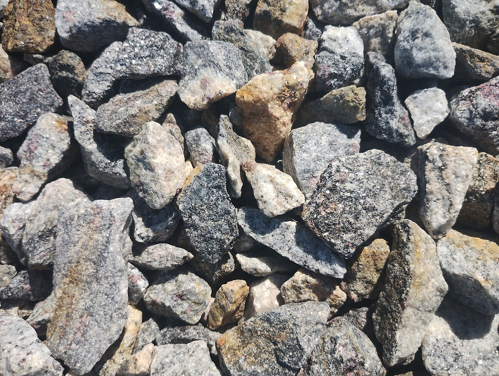 prøve-boringer med lovende indhold af metal, sendes til laboratoriet, imedens metal-årens forløb forsøges kortlagt.