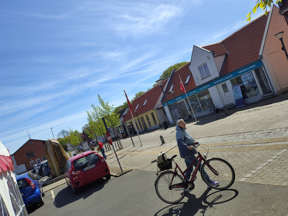 tager de 2 betjente videre med uforurettet sag - for hin slags offentlige abekatte, modtager altid mange falske anmeldelser -