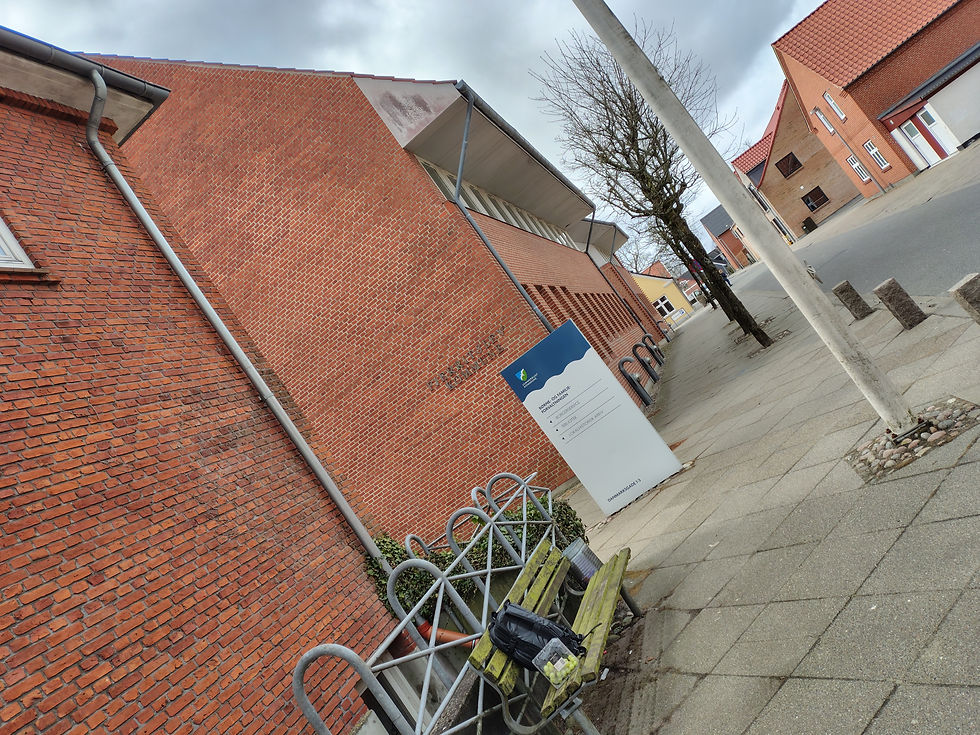 min nyligen indlogerede, følte sig meget utryg, indtil jeg satte hende stævne, med familie-rets-huset, og deres akut-telefon. bestyrelsen havde aldrig hørt om noget så latterligt, som de meget moderne skriftlige tavsheds-klausuler i private forhold - men de betragter med interesse udviklingen af vores skriftlige forhandlinger, med udgangspunkt i 50/50, mht børnenes tarv, pligt til, at støtte hinandens faglige udvikling - samt de følgende klausuler, som vil udgøre forsikrings-police for alle parter. med verisures 30.000 medarbejdere, indenfor rækkevidde af hendes alarm, og nummeret til gåsen fra kås, er hun; free to go.