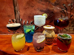 Sechs Cocktails und Jarrito Loco: Getränkekarte