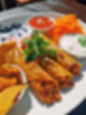 Vier knusprige Tacos mit Dips und Salsa