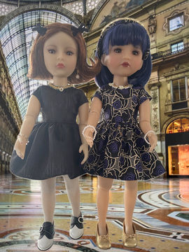 Deux poupées Fashion Friends de Ruby Red portent des robes noires brodées de perles dans la Galleria Vittorio Emanuele II à Milan.