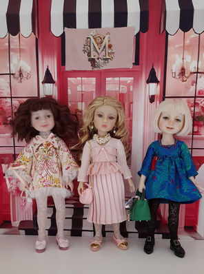 Poupées Lou, Eireen et Whisper, créations Maison Méricourt par Sandrine Rondeau pour Ruby Red, photographiées par Magali Masson. Les trois poupées portent des tenues Haute Couture aux teintes coordonnées, symboles d’élégance et de style parisien.