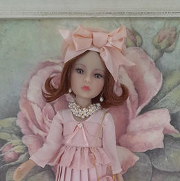 Poupée Lou, création Maison Méricourt par Sandrine Rondeau pour Ruby Red, photographiée par Magali Masson. Lou porte sa tenue rose pastel inspirée de la Haute Couture parisienne, symbole de grâce et de raffinement.