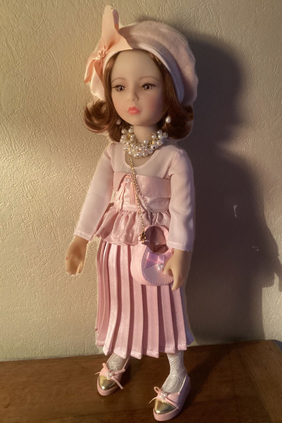 Poupée Lou, création Maison Méricourt par Sandrine Rondeau pour Ruby Red, photographiée par Gisèle Chamon. Lou porte sa robe rose pastel Haute Couture, symbole de douceur et d’élégance française.