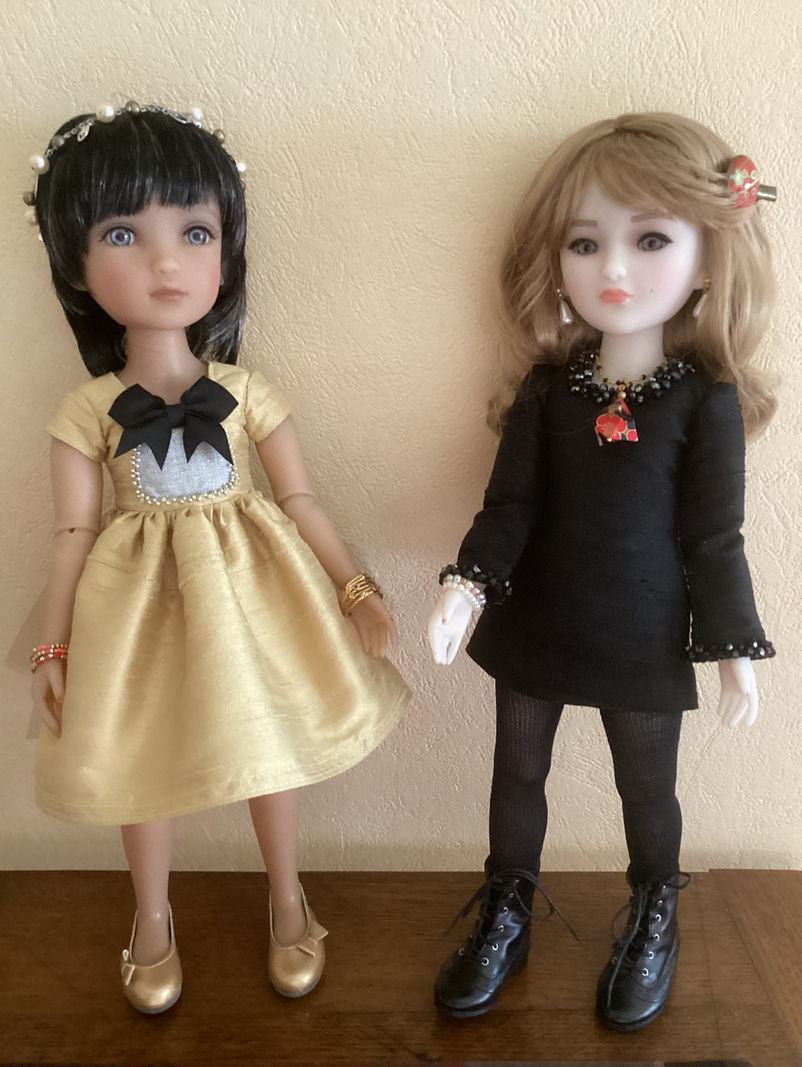 🇫🇷 Photo des poupées Kaiden et Marvis Fashion Friends habillées par Gisèle Chamon en créations Maison Méricourt : robe Gabrielle en soie noire brodée de cristaux noirs et robe Orsay en soie or et argent rebrodée de perles.

🇬🇧 Photo of Fashion Friends dolls Kaiden and Marvis dressed by Gisèle Chamon in Maison Méricourt creations: Gabrielle black silk dress embroidered with black crystals and Orsay gold and silver silk dress embroidered with pearls.