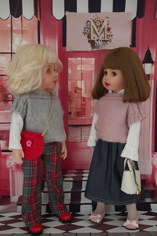 Deux poupées Yella SCHILDKRÖT OOAK, Ange et Ines, portent des tenues composées librement avec pull gris et pantalon tartan pour l’une, pull rose et jupe denim pour l’autre.