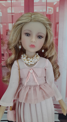 Poupée Lou, création Maison Méricourt par Sandrine Rondeau pour Ruby Red, photographiée par Magali Masson. Version blonde romantique, avec longue chevelure ondulée et robe rose pastel inspirée de la Haute Couture parisienne.