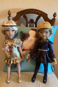 Deux poupées Fashion Friends dans une collection Maison Méricourt, dont une portant La Petite Robe Muse Haute Couture – Féérie des fêtes (décembre).