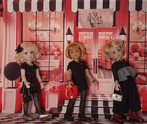 Trois poupées Fashion Friends de Ruby Red portent des tenues noires, dont deux robes d’abonnement et une tenue noire avec motif Prince-de-Galles.