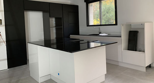 Cuisine noire et blanche avec îlot central avant les finitions