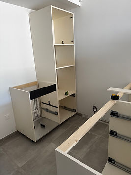 Assemblage des meubles de cuisine pendant la pose