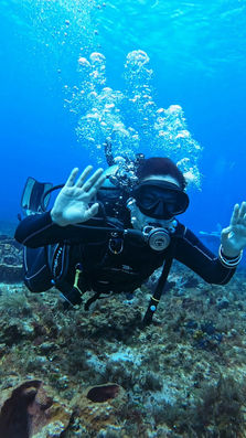 PADI student exploring the underwater world for the first time