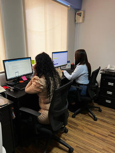 equipo comercial trabajando en computadoras
