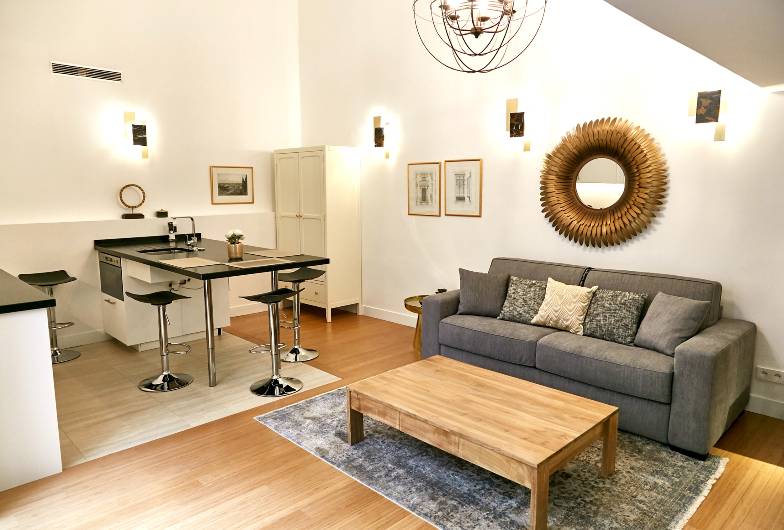 Quiet short stay Studio Apartments du Louvre Le Marais Parisian Tourism