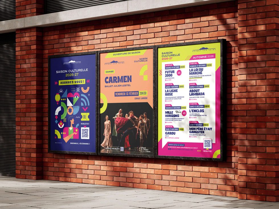 trois affiches de la saison culturelle de la ville d'Épinay-sur-Seine présentées les unes à côté des autres sur un mur en brique rouge