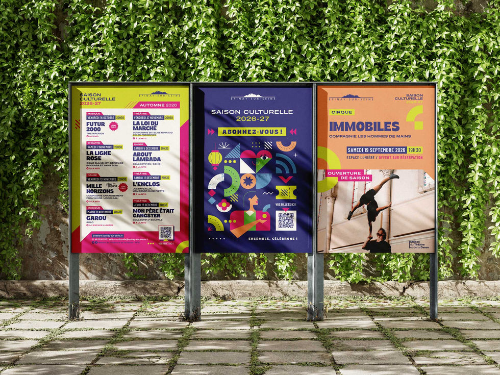 Trois affiches de la saison culturelle de la ville d'Épinay-sur-Seine présentées dans des Muppy les unes à côté des autres avec des arbres en arrière-plan