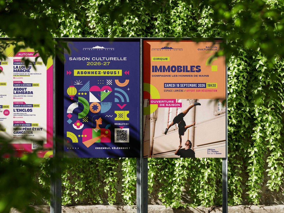 Trois affiches de la saison culturelle de la ville d'Épinay-sur-Seine présentées dans des Muppy les unes à côté des autres avec des arbres en arrière-plan