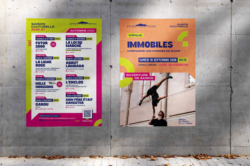 Deux affiches de la saison culturelle de la ville d'Épinay-sur-Seine collées sur un mur en béton l'une à côté de l'autre