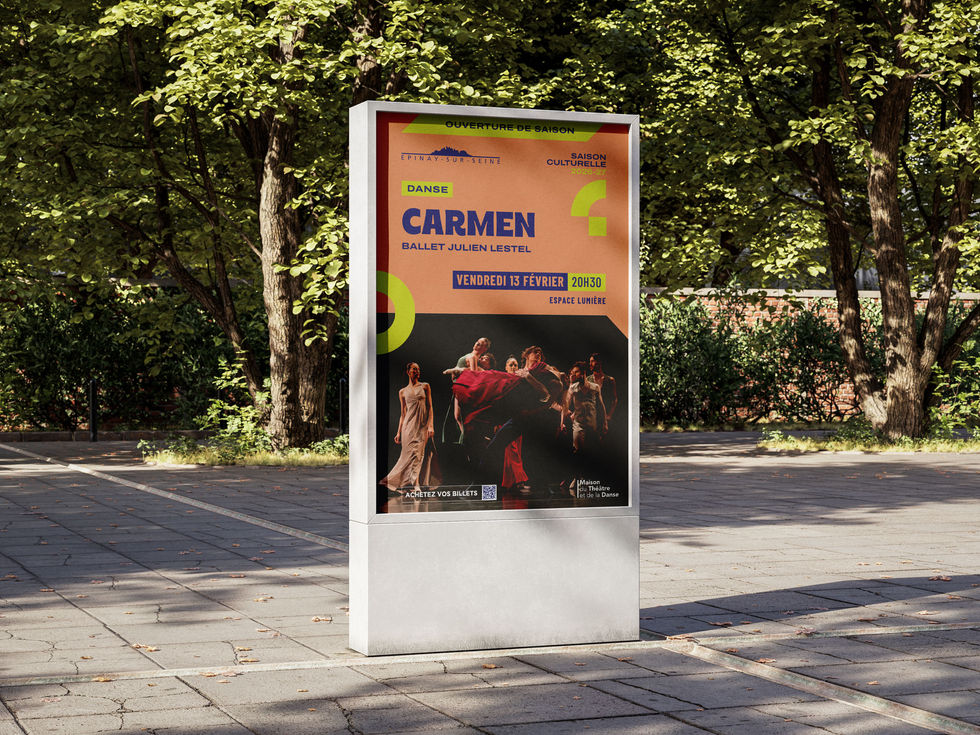 Affiche du spectacle Carmen de la saison culturelle de la ville d'Épinay-sur-Seine présenté dans un Muppy sur une esplanade en béton avec des arbres en arrière-plan