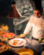 Le Chef Kamal dressant un plat de notre cuisine bistronomique française dans les cuisines du LaÔ Marrakech.