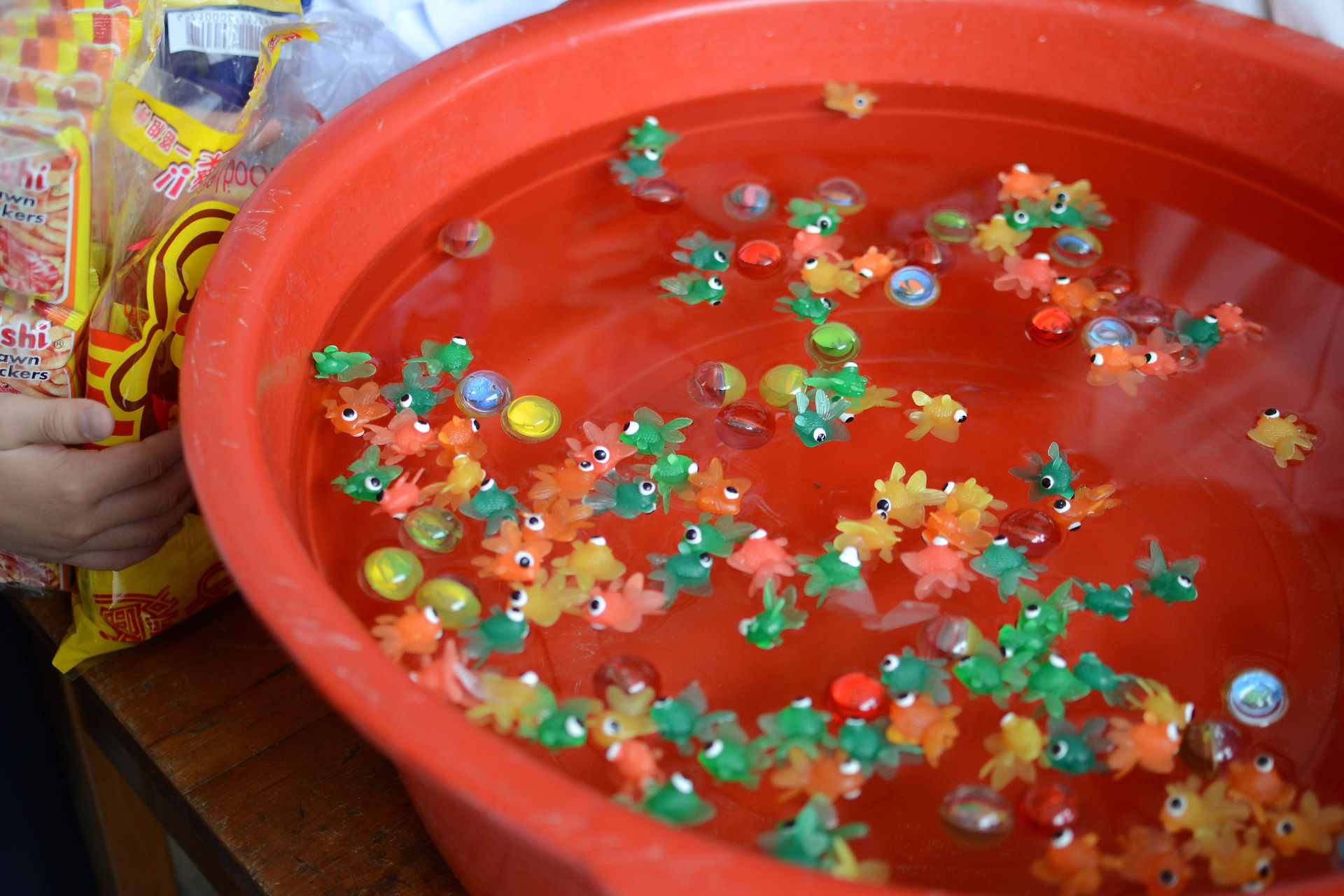 (Fake) goldfish scooping
