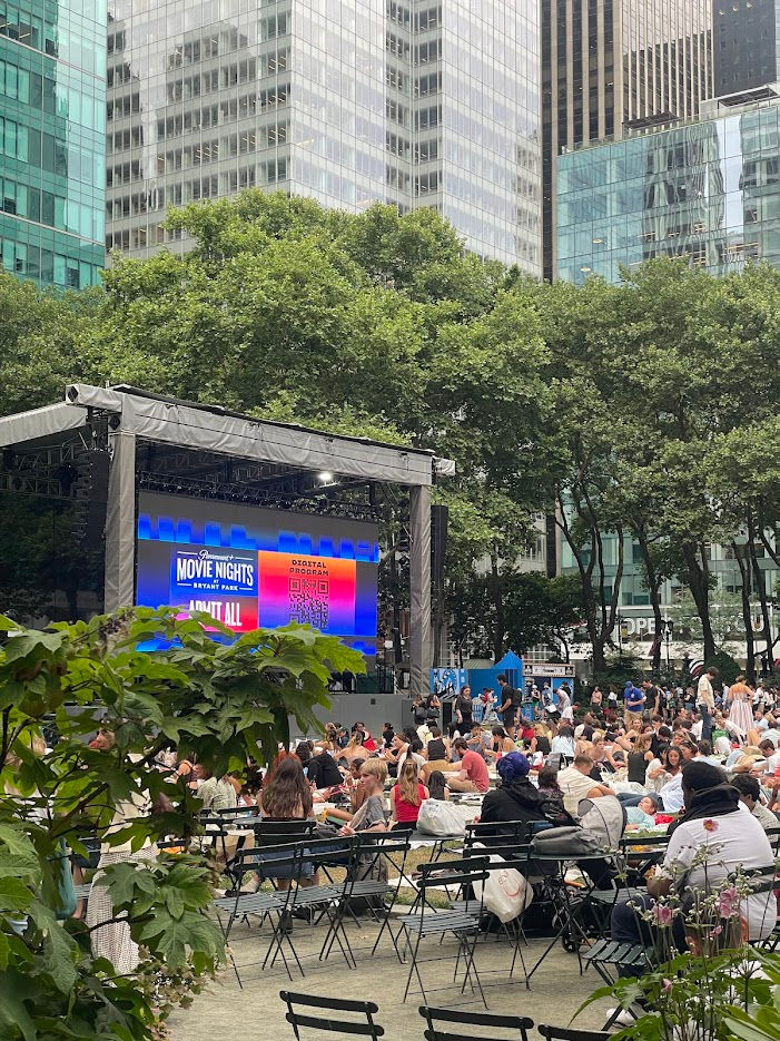 En filmvisning i Bryant Park med många som sitte och väntar på att filmen ska starta
