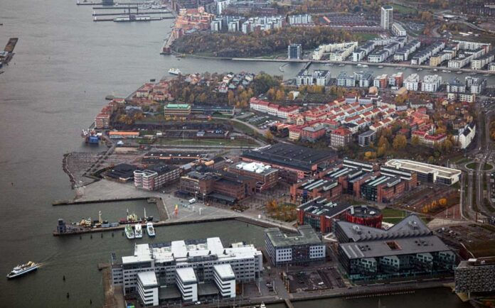Målet gällde en fastighet på Lindholmen i Göteborg, som var upplåten med tomträtt och bebyggd med bland annat bostadshus och parkeringsplatser.