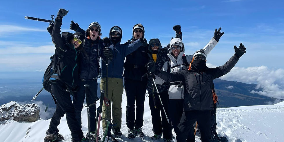 Montañistas llegando a la cumbre del Iztaccíhuatl al amanecer. Un día muy nevado
