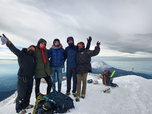 Grupo en la cumbre del Iztaccíhuatl durante el programa de alta montaña Mi Primer 5Mil.