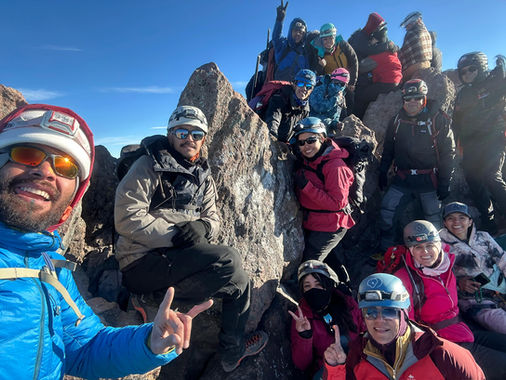 Participantes practicando encordamiento en La Malinche durante el programa Mi Primer 5Mil.