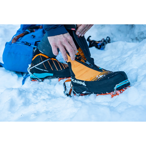 Alpinista utilizando botas B3 y crampones automáticos.