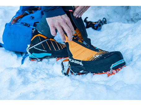 Alpinista utilizando botas B3 y crampones automáticos.