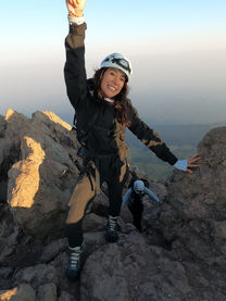 Girl en cumbre de Malinche con Alien Outdors