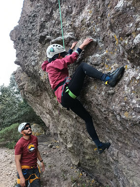 Participante realizando prácticas de escalada en roca como parte de su formación en alta montaña.