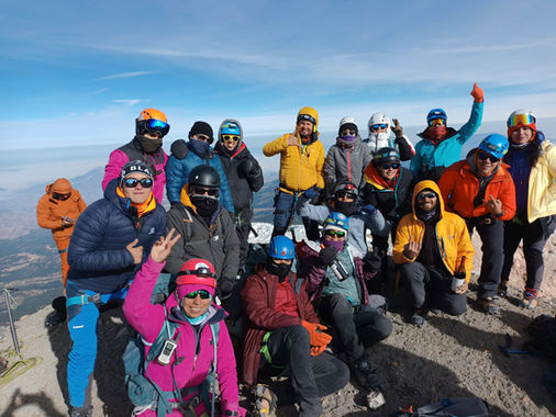 Participantes alcanzando la cumbre del Pico de Orizaba durante el programa Mi Primer 5Mil.