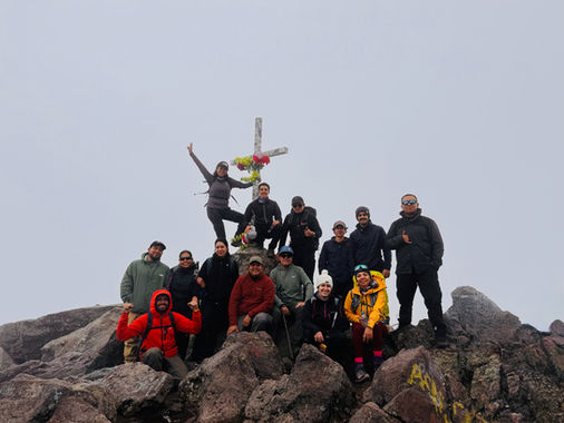 Participantes del curso de alta montaña Mi Primer 5Mil durante una práctica de senderismo en el Ajusco, Ciudad de México.