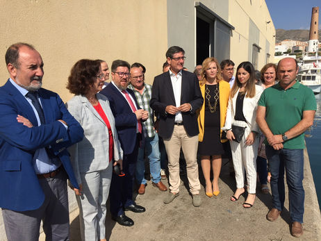 El consejero de Agricultura, Pesca y Desarrollo Rural visita las instalaciones de la lonja de Adra.