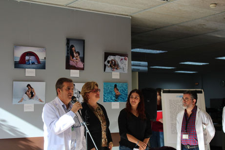 El Hospital de Poniente acoge la exposición ‘Mamar: mamá+amar’ de la Asociación Lactalmería.