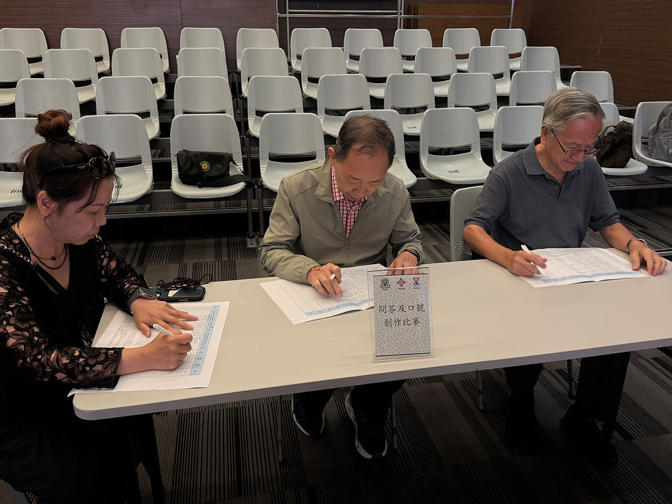 三人評審團認真地為環保生活問答和口號創作比賽作品評分。