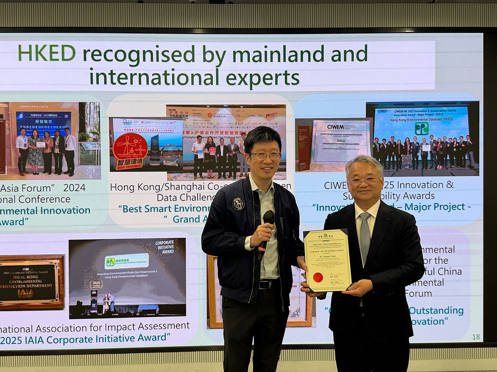 港大機械工程系方絢萊教授代表基金向徐浩光博士頒發感謝狀。