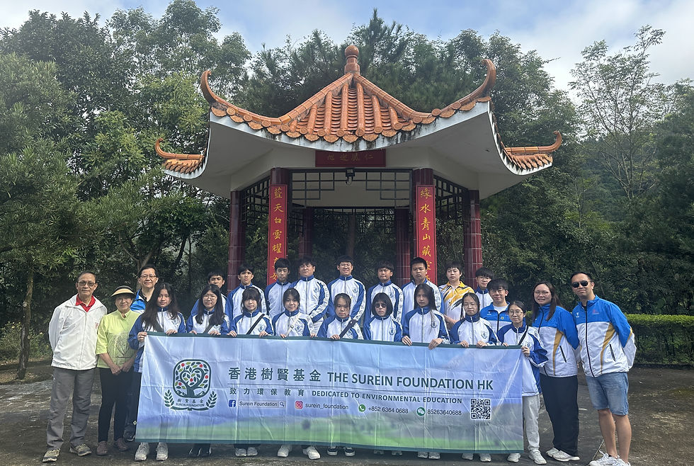Ascending the Heights, Expressing Sentiments: Teachers and students climbed the "The Queens’s College OB Pavilion" together, exchanging learning insights and feelings while overlooking the beautiful scenery.