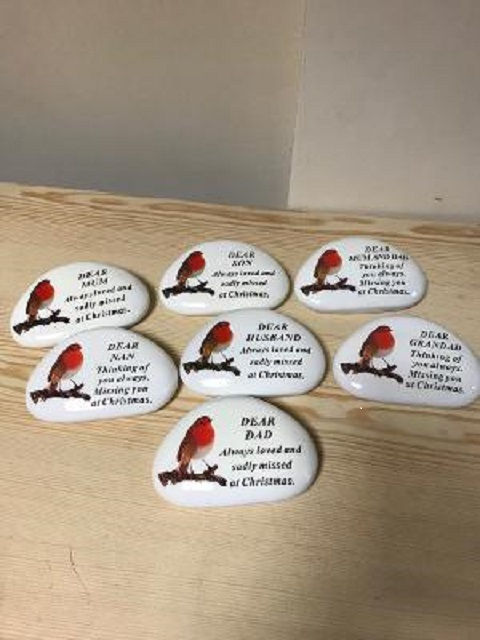 christmas robin pebbles.jpg