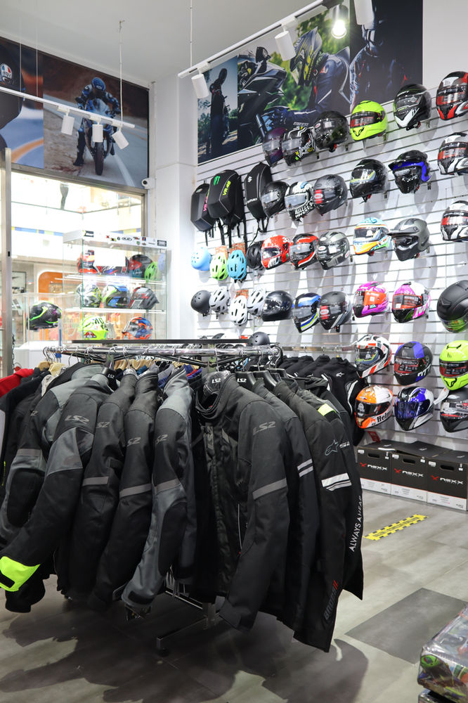 Cascos Store renueva su local en el c.c centro mayor.