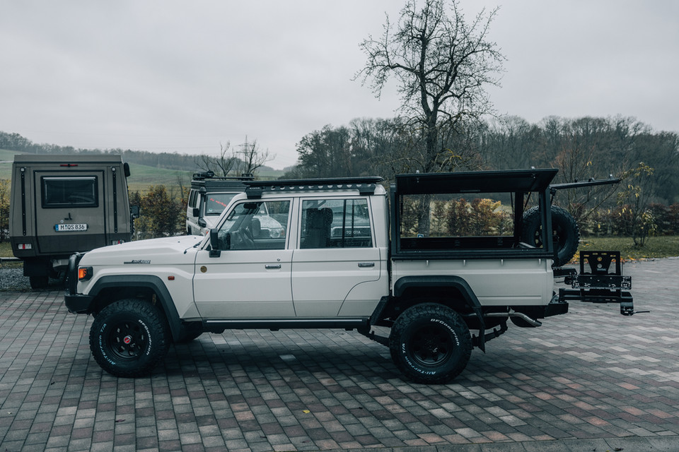Weißer Toyota-Pickup mit offener Ladefläche