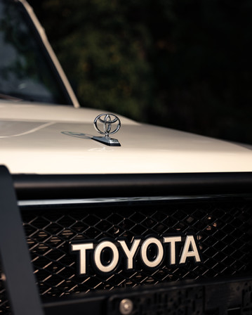 Toyota-Logo auf cremefarbenem Fahrzeug