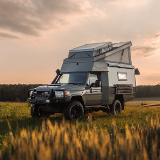 Land Cruiser auf Wiese